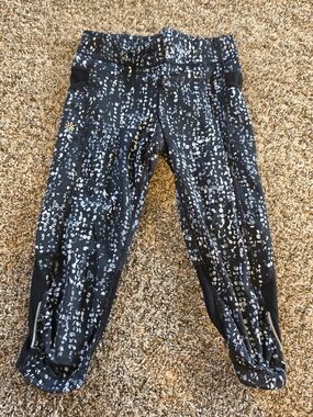Women's Athleta Pebble Be Free Black & White Speckled Active Capri Pants XXS